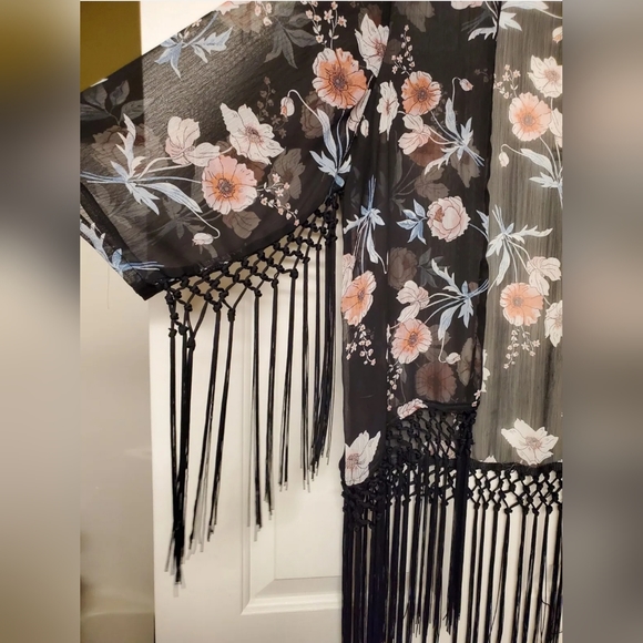 Torrid Floral Fringe Trim Short Sleeve Kimono size 00/0 or M/L - Picture 6 of 11